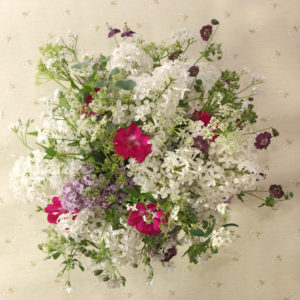 Arrangement mit Flieder im Vintage-Stil Arrangement mit Flieder im Vintage-Stil